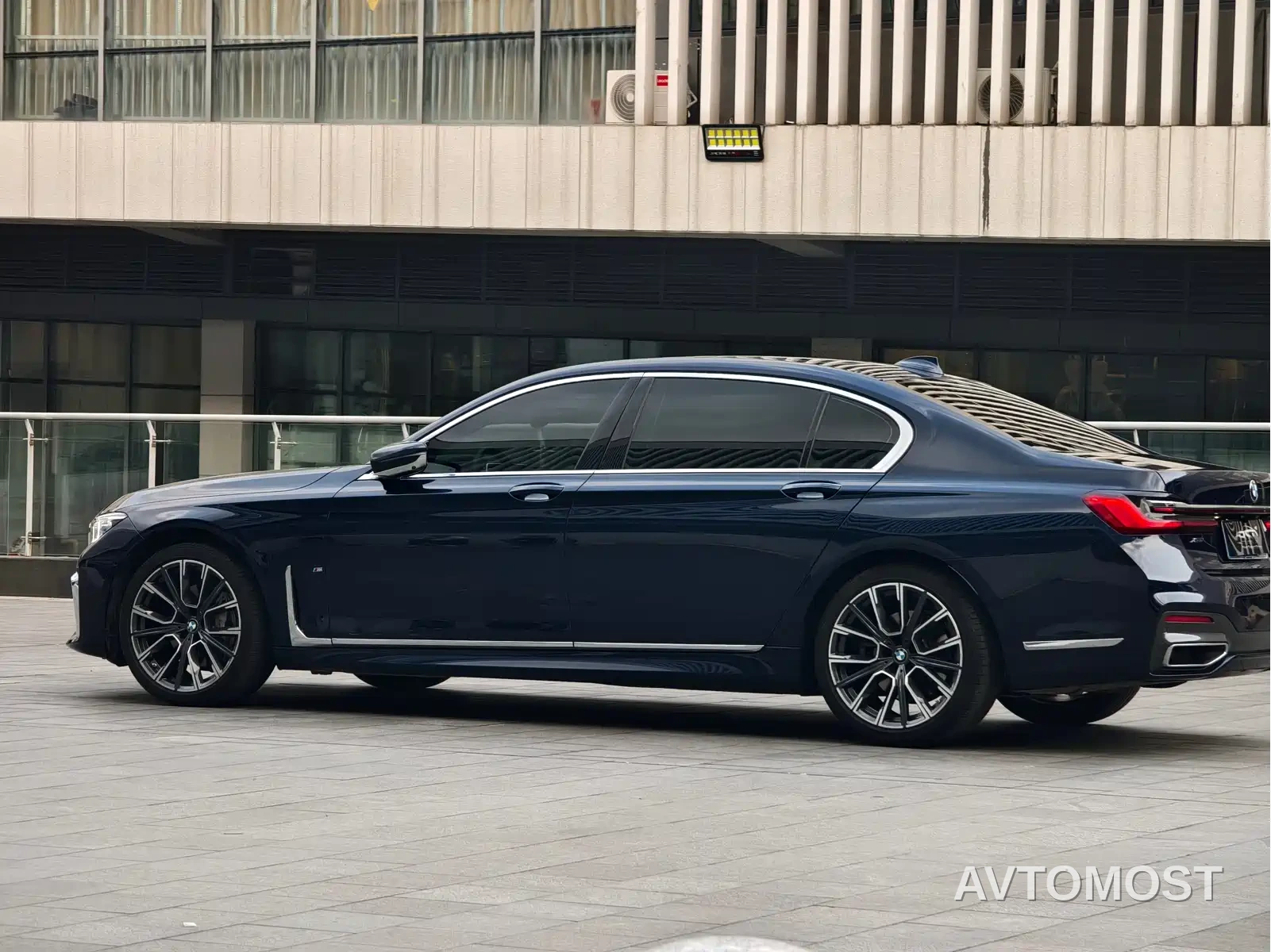 BMW 7 Series 2021 Model 740Li xDrive Executive M Sport Package — фото 8