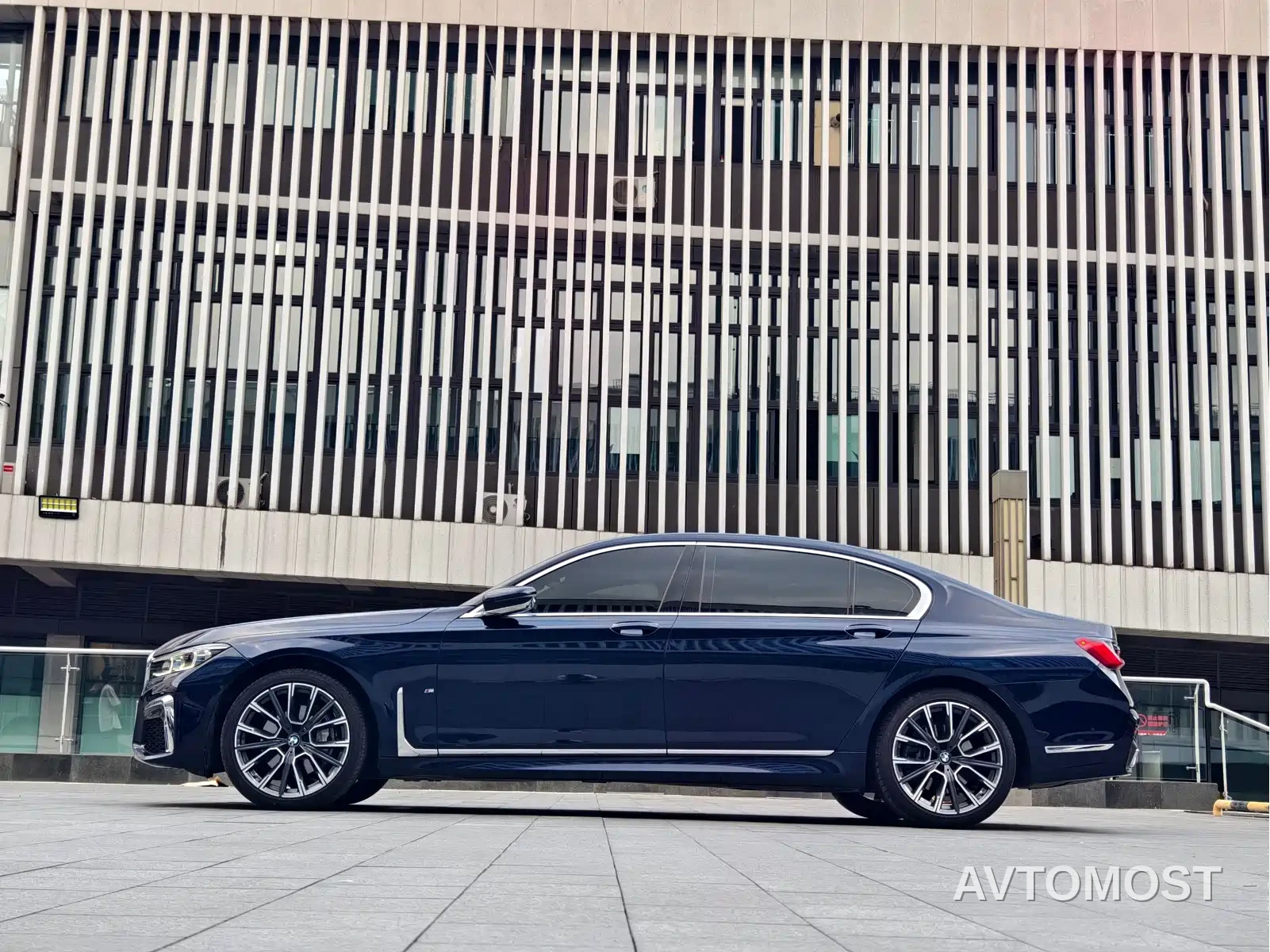 BMW 7 Series 2021 Model 740Li xDrive Executive M Sport Package — фото 9