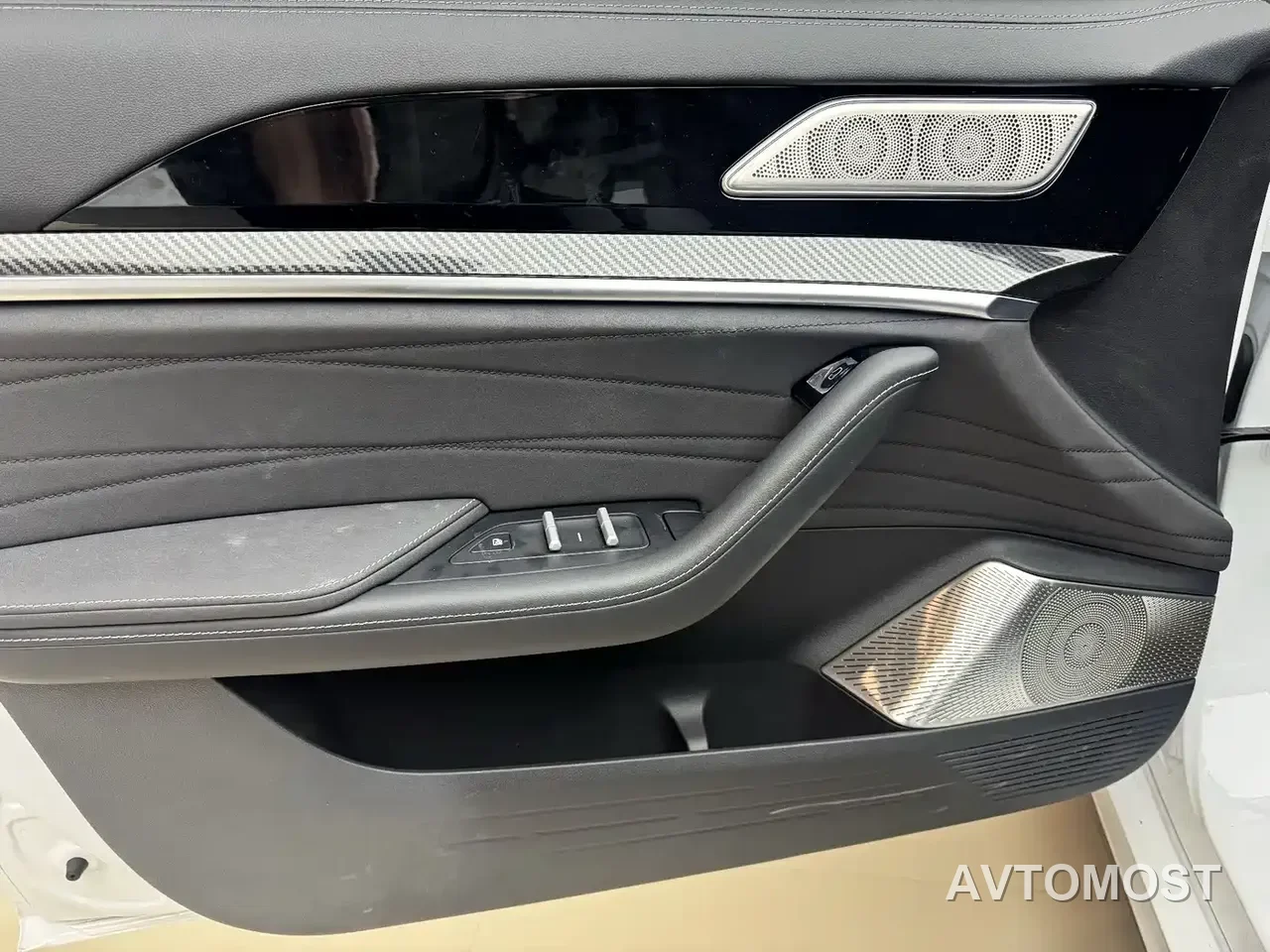 Nezha S Shooting Brake 2024 Model Range Extender 300 Standard — фото 4