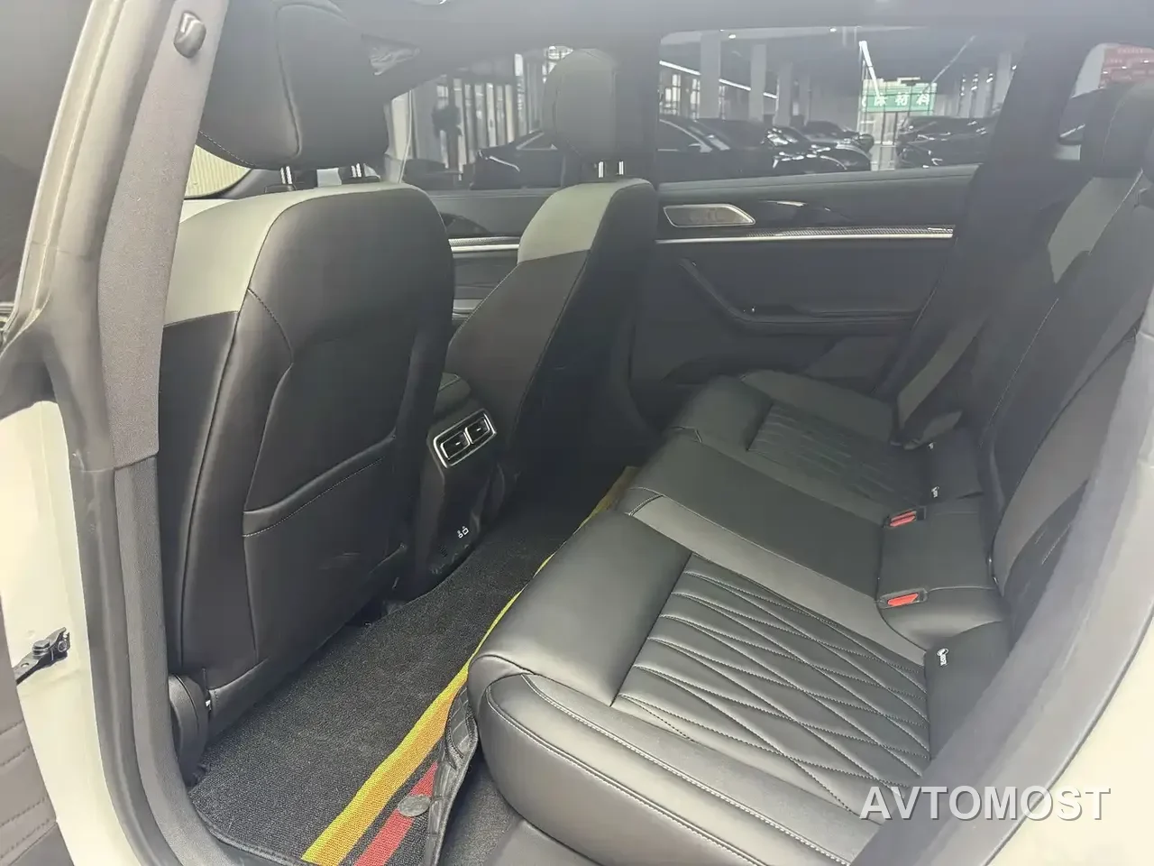 Nezha S Shooting Brake 2024 Model Range Extender 300 Standard — фото 13