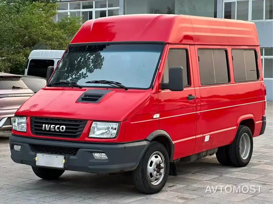 Iveco Daily 2023 Model 2.5T A35M1 Short Wheelbase Medium Roof Dual Tires Sliding Door 5-9 Seats