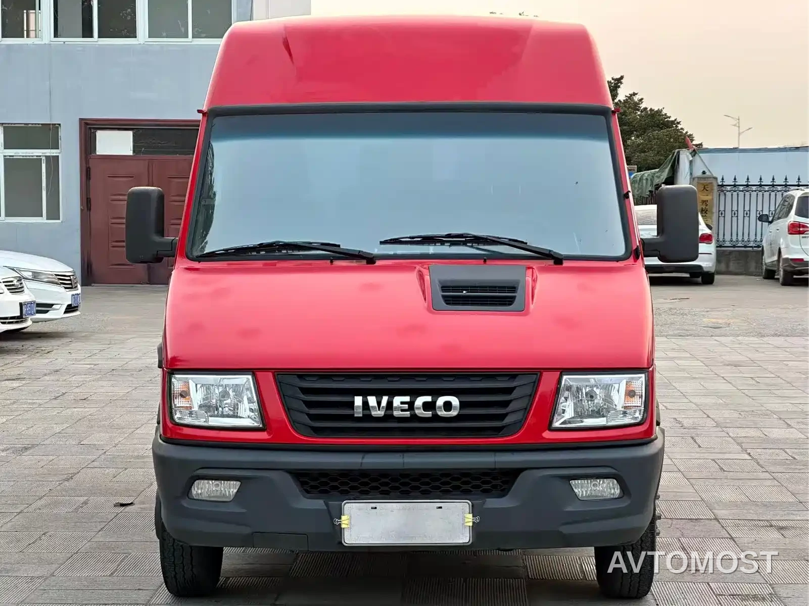 Iveco Daily 2023 Model 2.5T A35M1 Short Wheelbase Medium Roof Dual Tires Sliding Door 5-9 Seats — фото 2