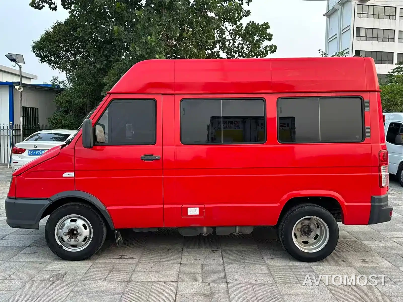 Iveco Daily 2023 Model 2.5T A35M1 Short Wheelbase Medium Roof Dual Tires Sliding Door 5-9 Seats — фото 5