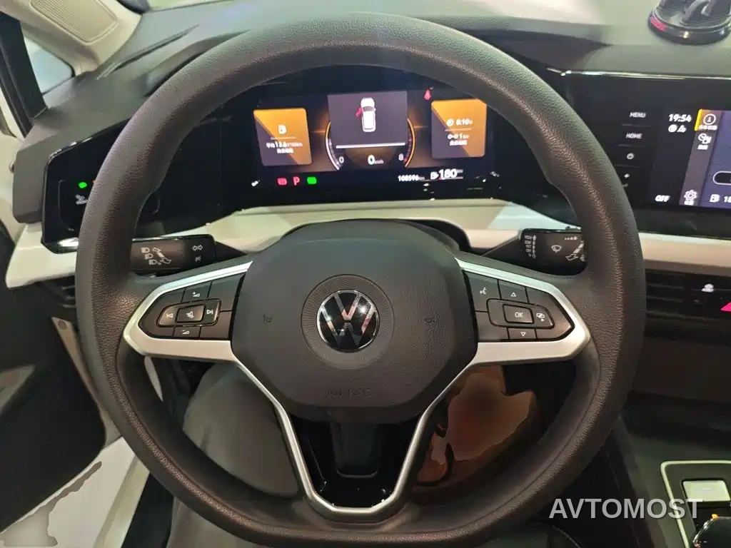 Volkswagen Golf 2023 Model 200TSI DSG — фото 11