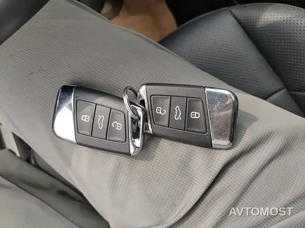 Volkswagen Passat 2023 330TSI Starlight Premium Edition — фото 9