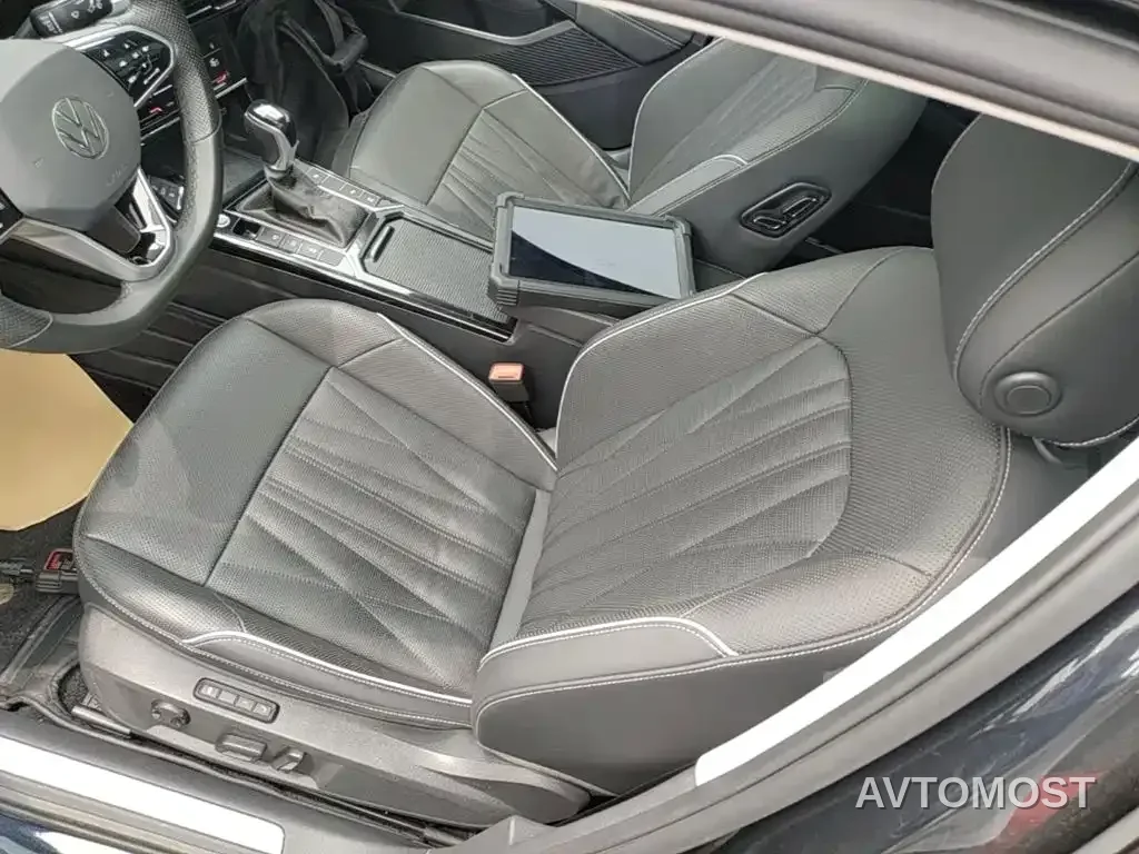 Volkswagen Passat 2023 330TSI Starlight Premium Edition — фото 14