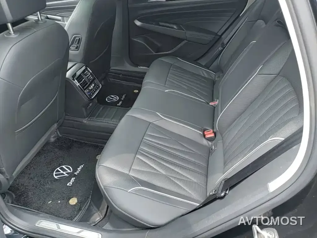 Volkswagen Passat 2023 330TSI Starlight Premium Edition — фото 15