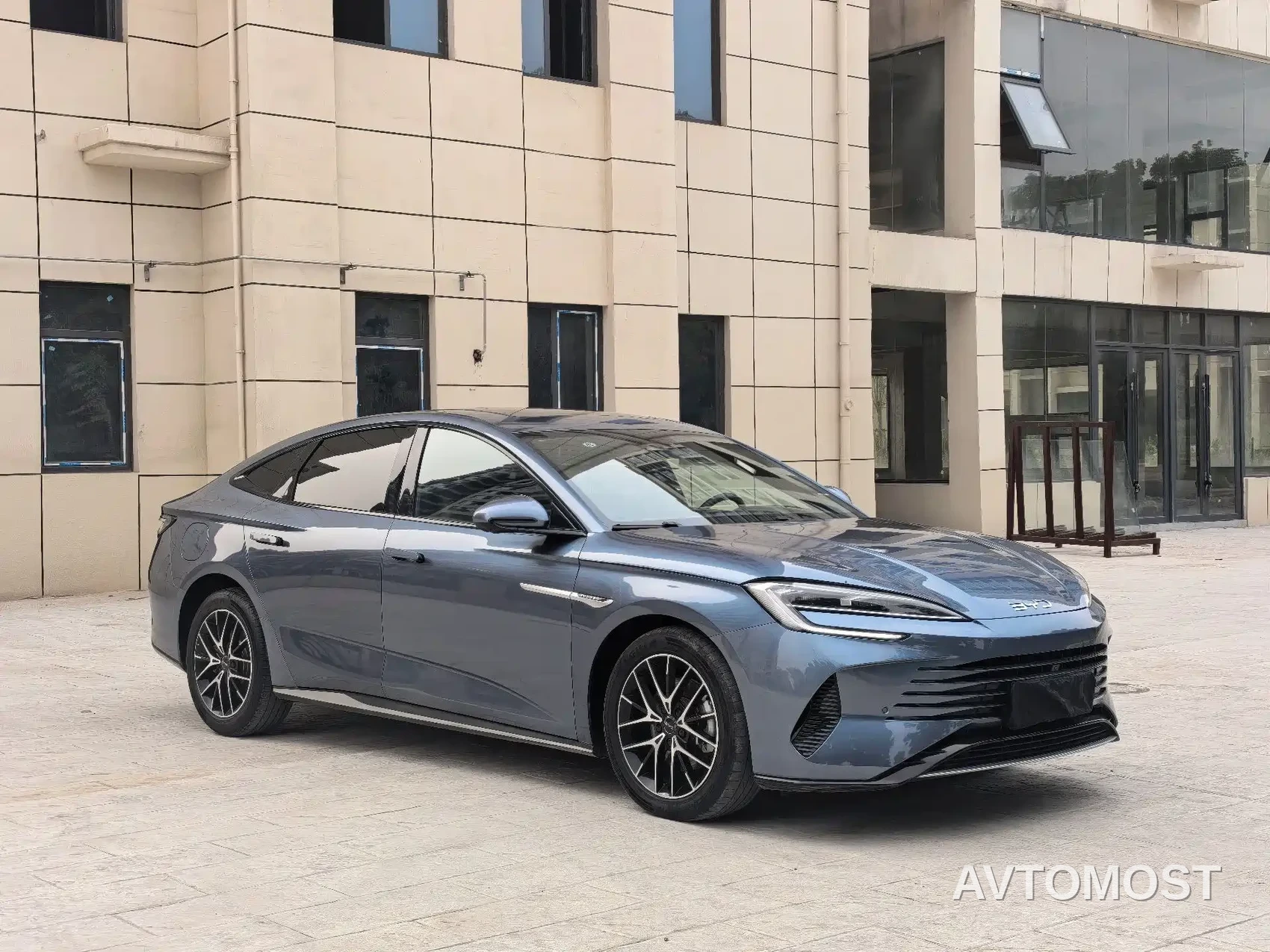 BYD Seal 2024 Glory Edition DM-i 1.5L 121km Luxury — фото 3