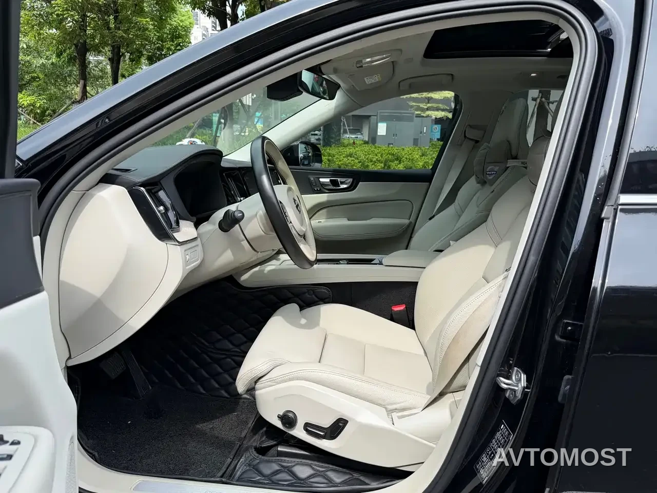 Volvo XC60 Plug-in Hybrid 2022 T8 Plug-in Hybrid Long Range AWD Momentum Luxury Edition — фото 7
