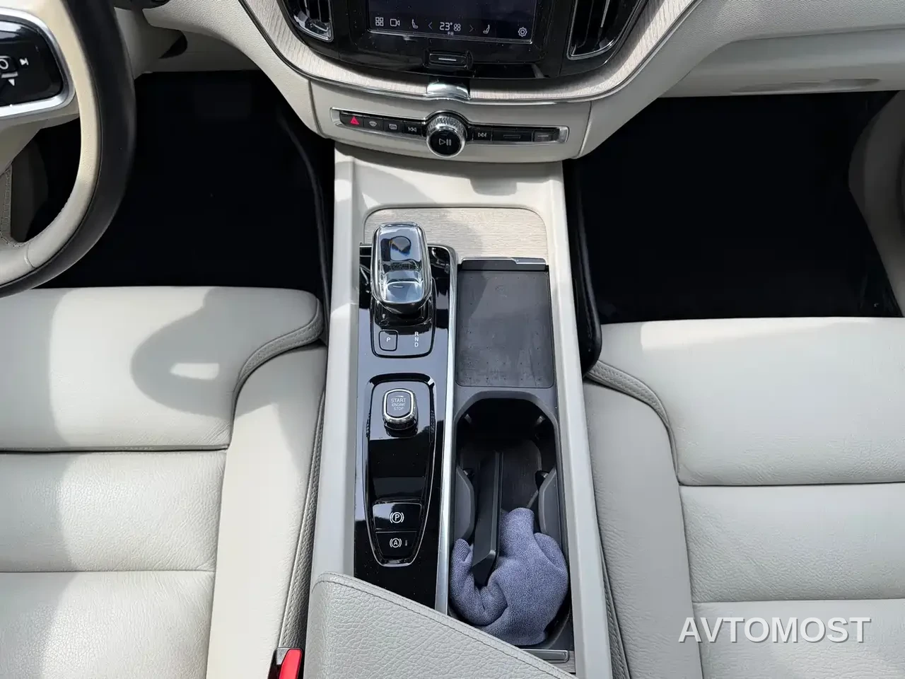 Volvo XC60 Plug-in Hybrid 2022 T8 Plug-in Hybrid Long Range AWD Momentum Luxury Edition — фото 11