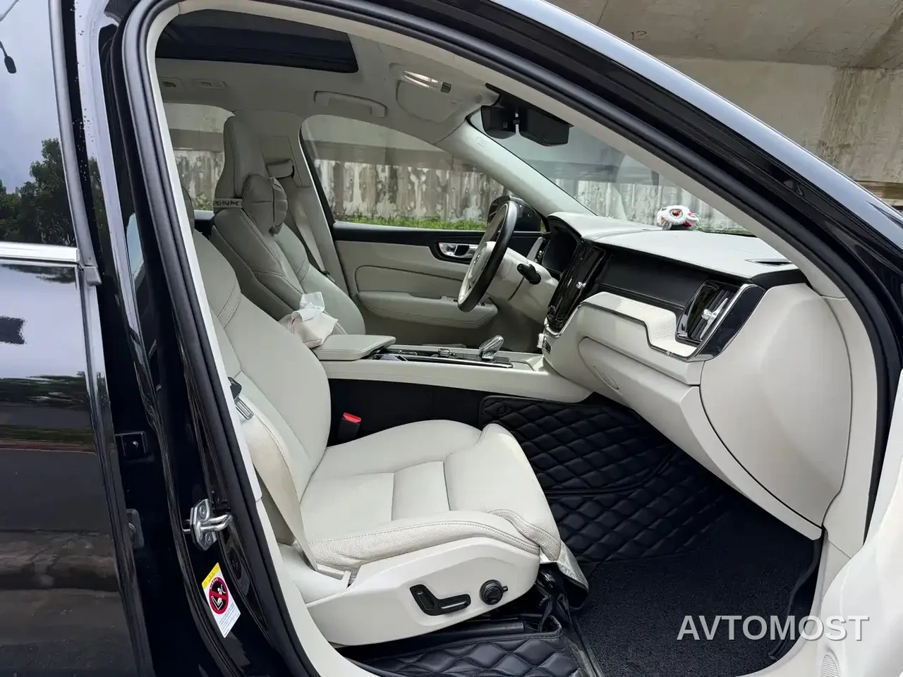 Volvo XC60 Plug-in Hybrid 2022 T8 Plug-in Hybrid Long Range AWD Momentum Luxury Edition — фото 19
