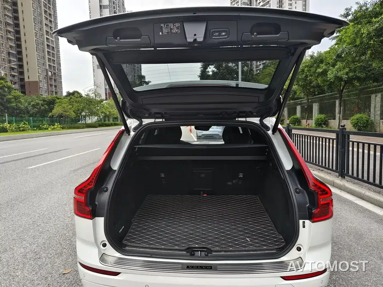Volvo XC60 Plug-in Hybrid 2021 T8 E-Drive Hybrid Inscription Sport — фото 7