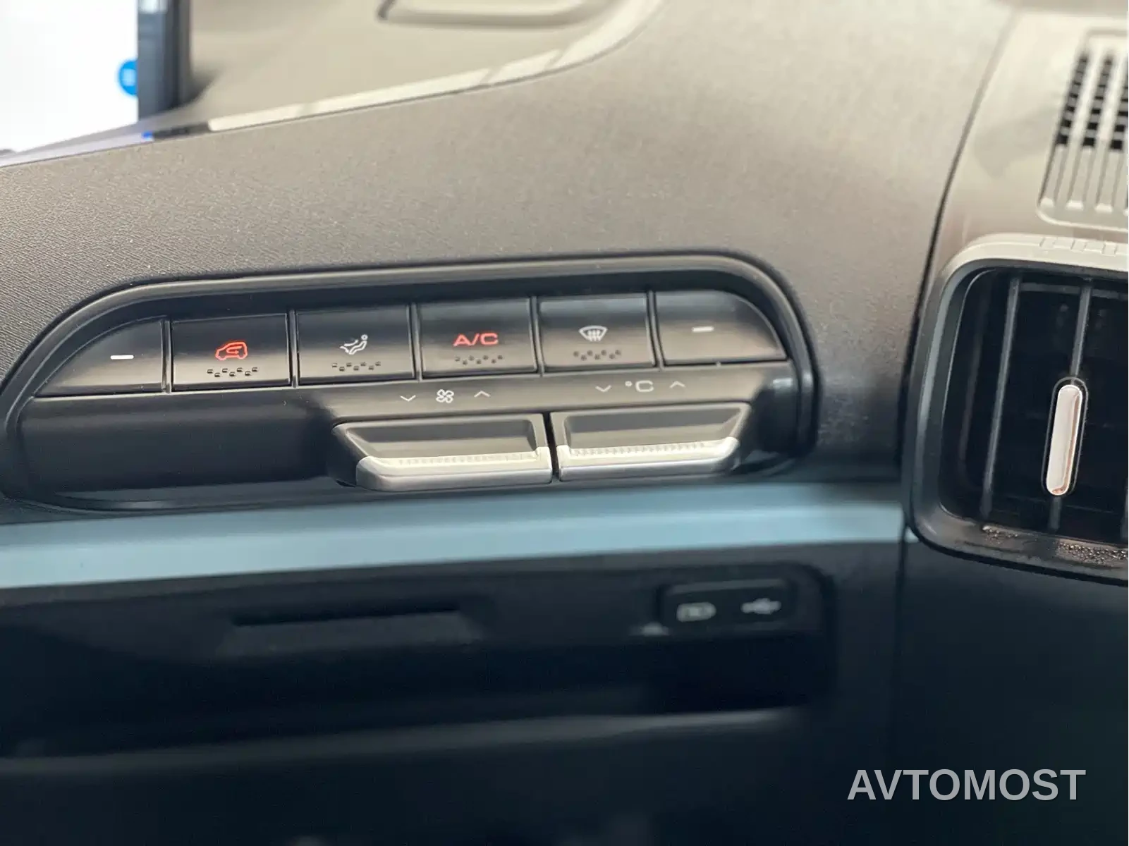 Baojun E300 2020 Plus Stellar Smart Travel Edition — фото 9