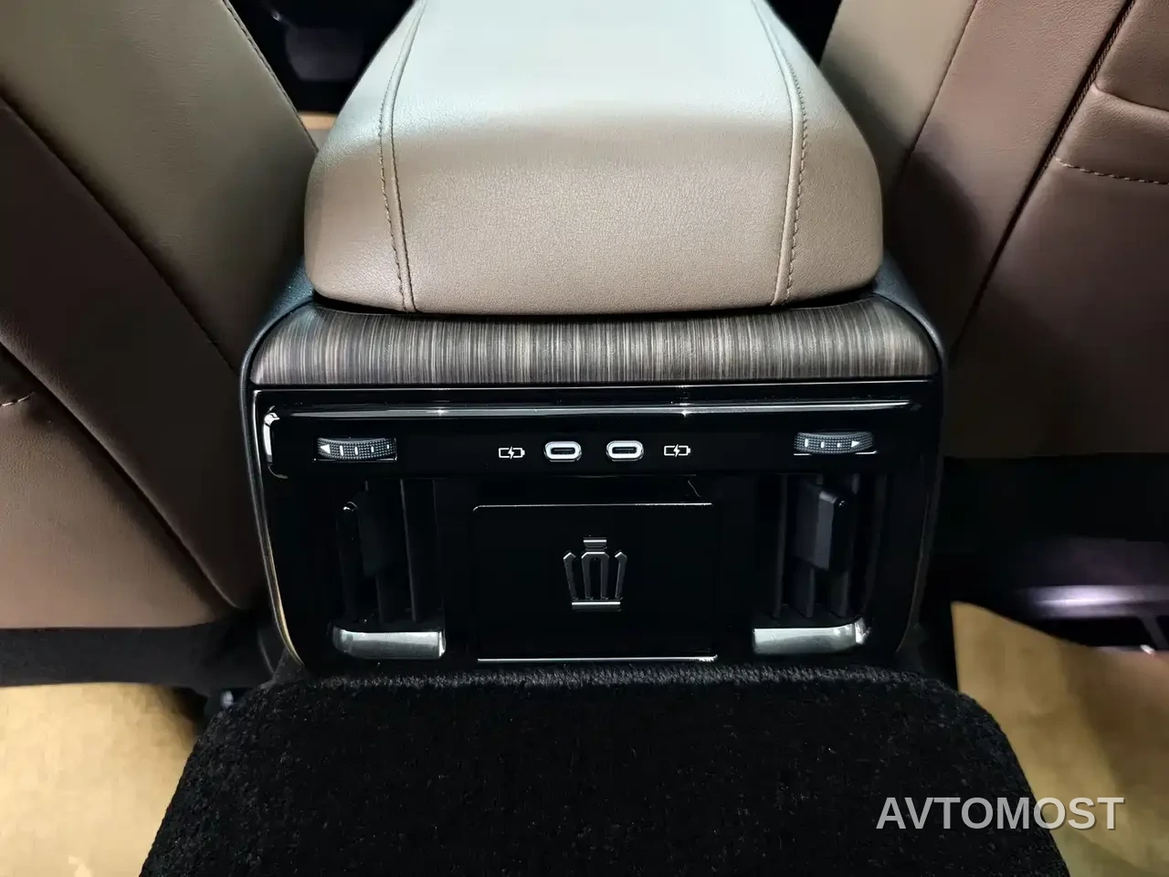 Toyota Crown (Import) 2024 2.5L Ultimate Edition — фото 7