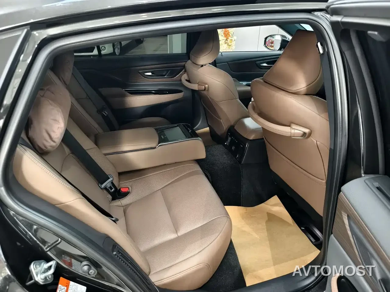 Toyota Crown (Import) 2024 2.5L Ultimate Edition — фото 8