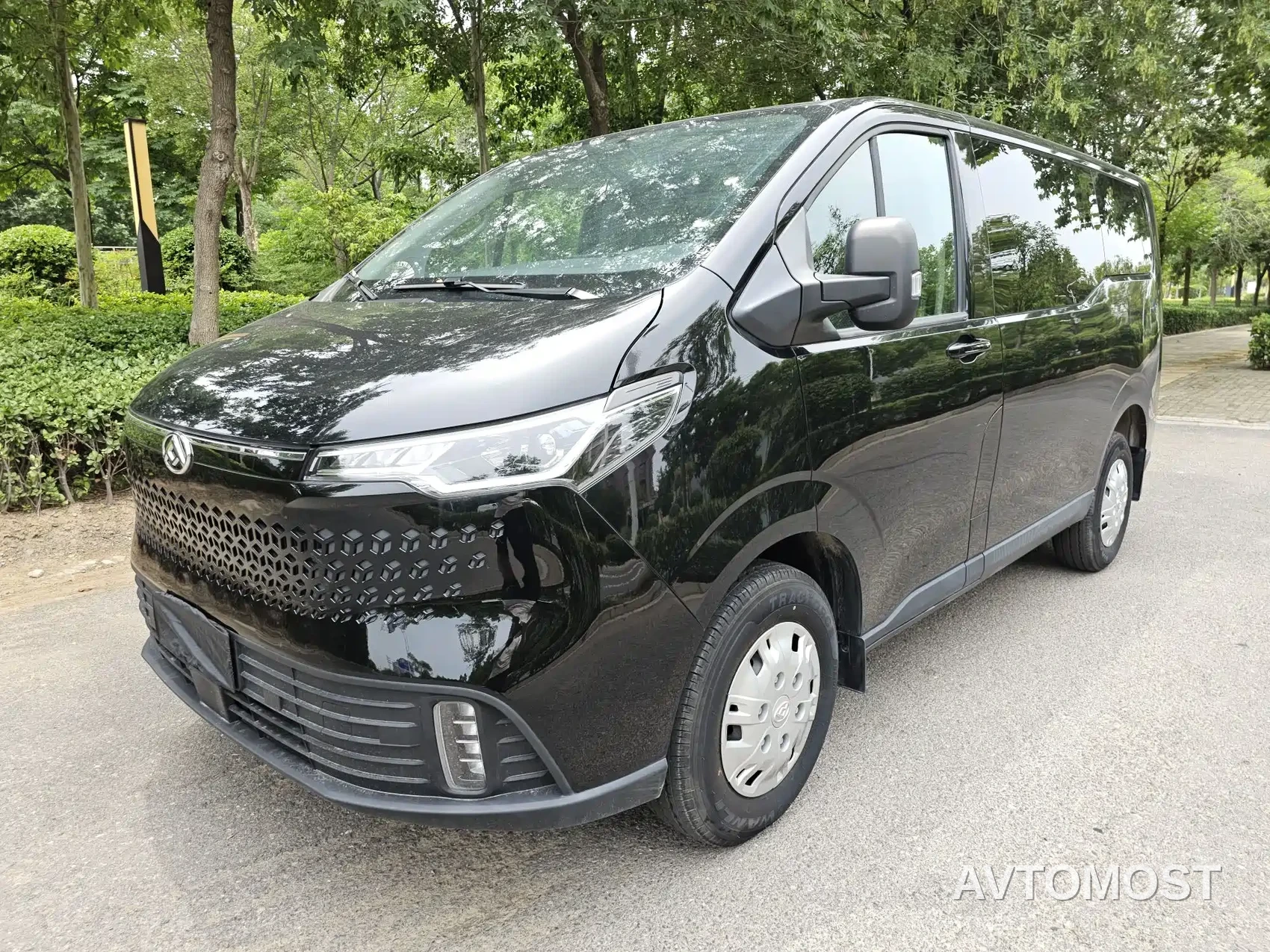 SAIC Maxus Xintu V70 2023 Model 2.0T Elite Edition Automatic Short Wheelbase Low Roof 5/6-Seater — фото 1