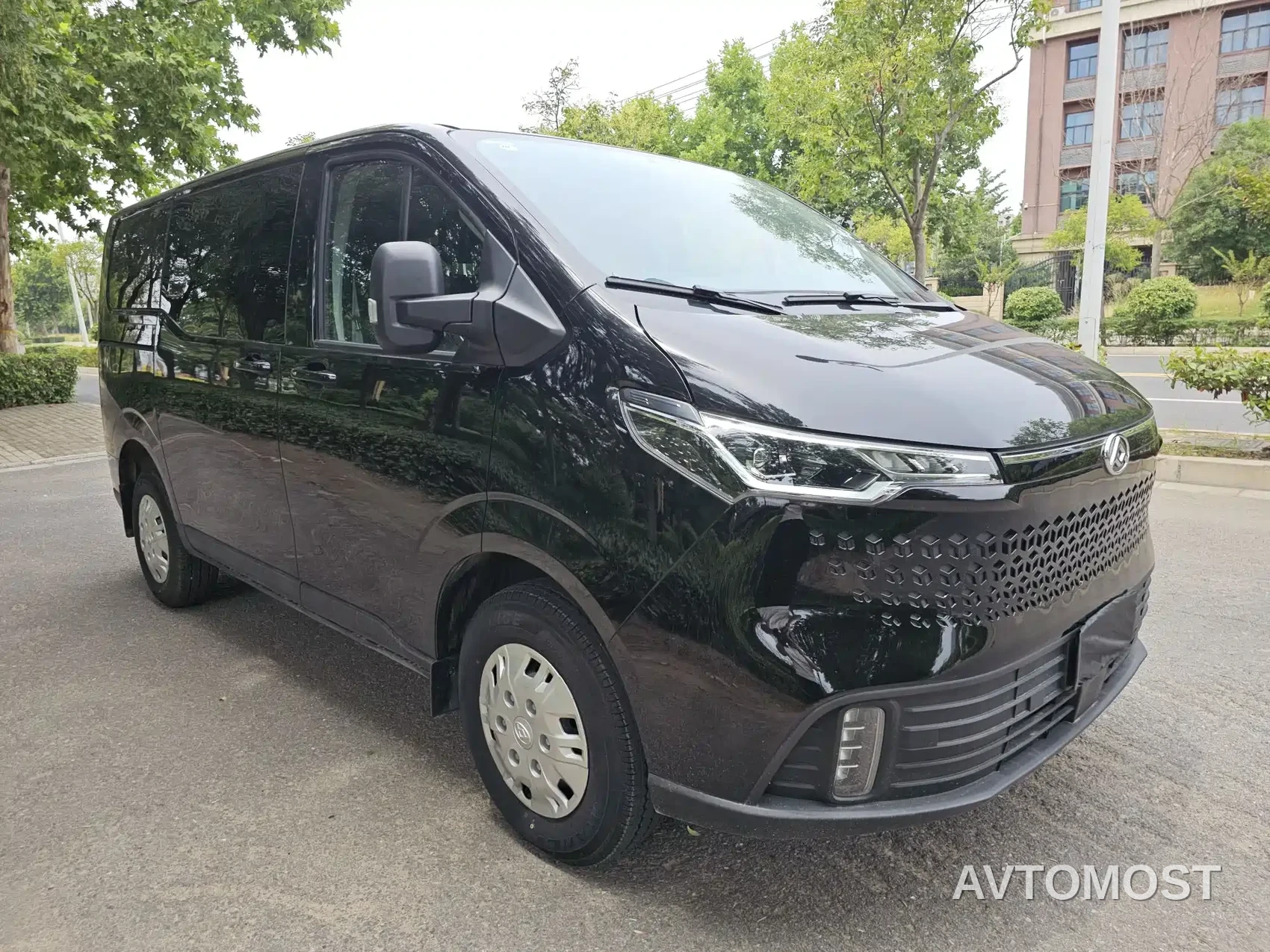 SAIC Maxus Xintu V70 2023 Model 2.0T Elite Edition Automatic Short Wheelbase Low Roof 5/6-Seater — фото 3
