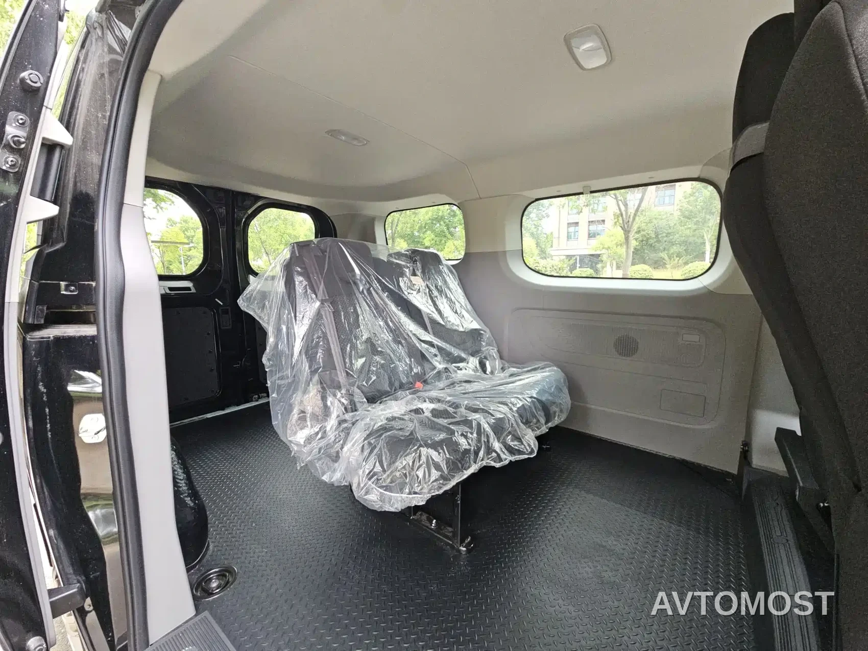 SAIC Maxus Xintu V70 2023 Model 2.0T Elite Edition Automatic Short Wheelbase Low Roof 5/6-Seater — фото 9