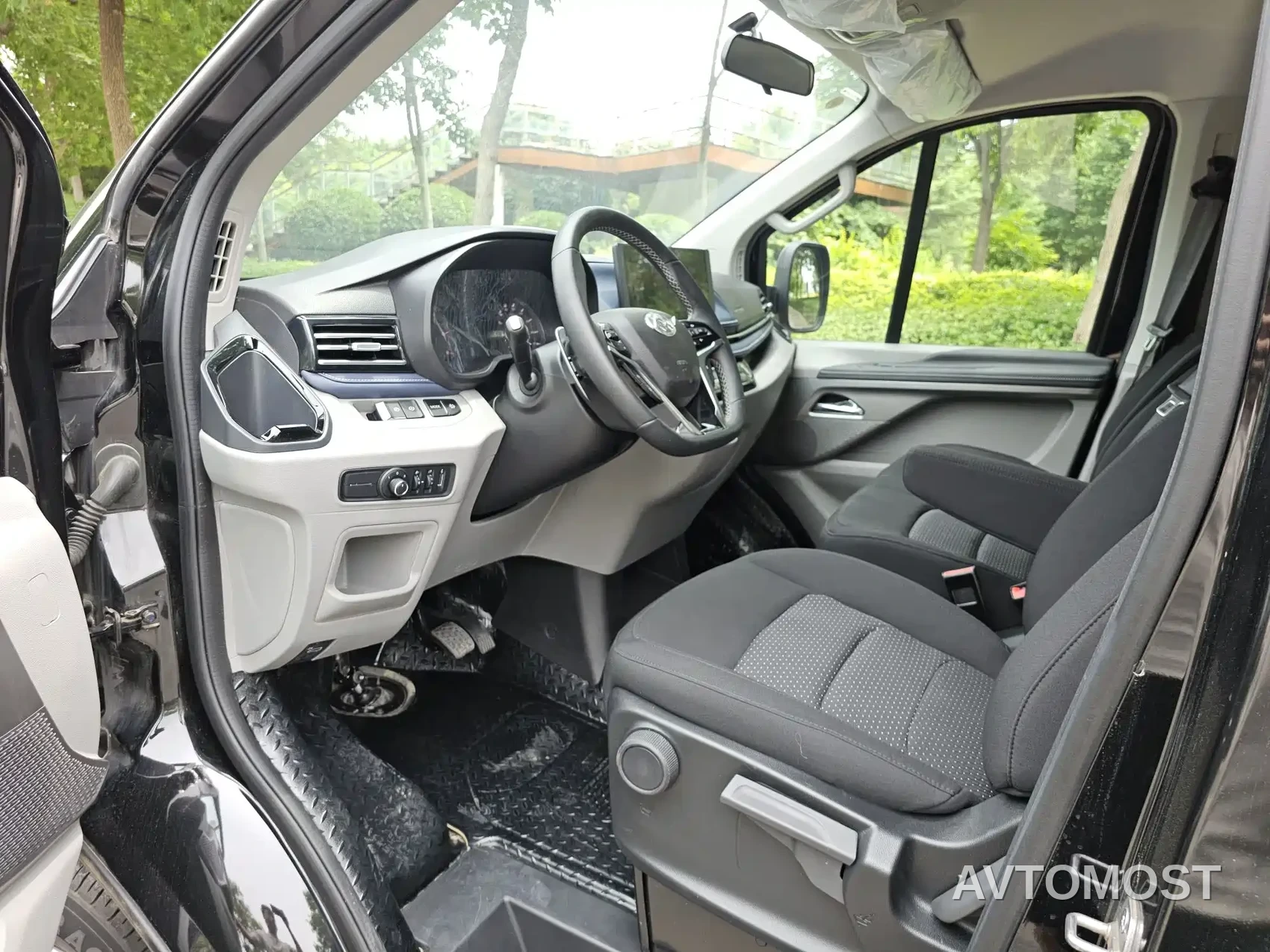 SAIC Maxus Xintu V70 2023 Model 2.0T Elite Edition Automatic Short Wheelbase Low Roof 5/6-Seater — фото 15