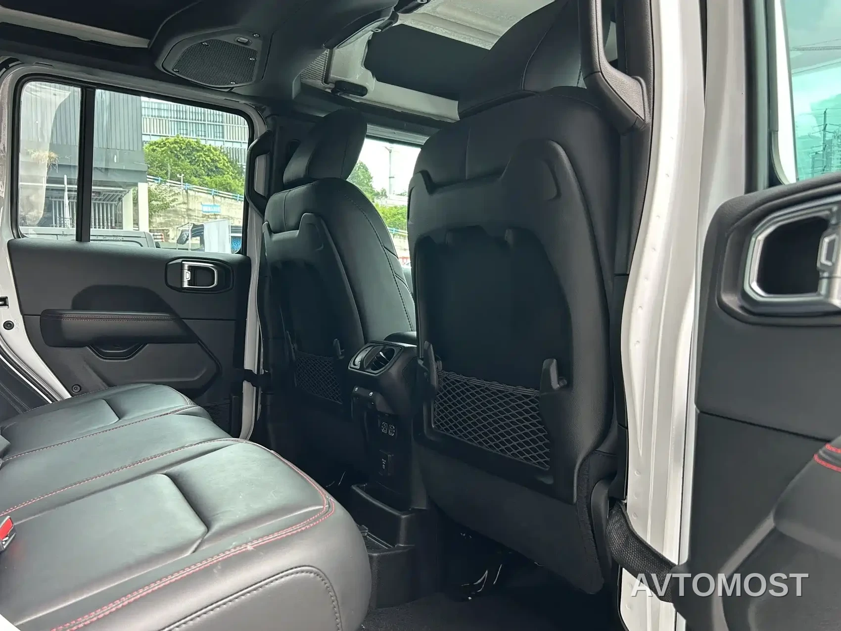 Jeep Wrangler 2024 2.0T Rubicon 4-door — фото 9