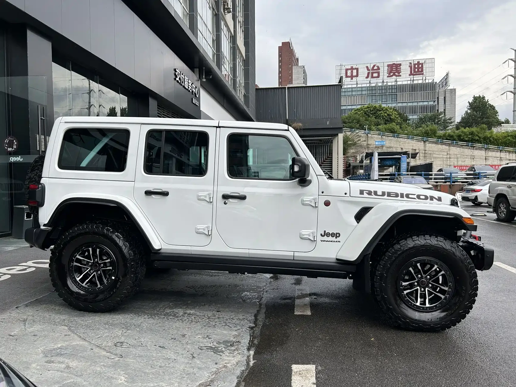 Jeep Wrangler 2024 2.0T Rubicon 4-door — фото 13