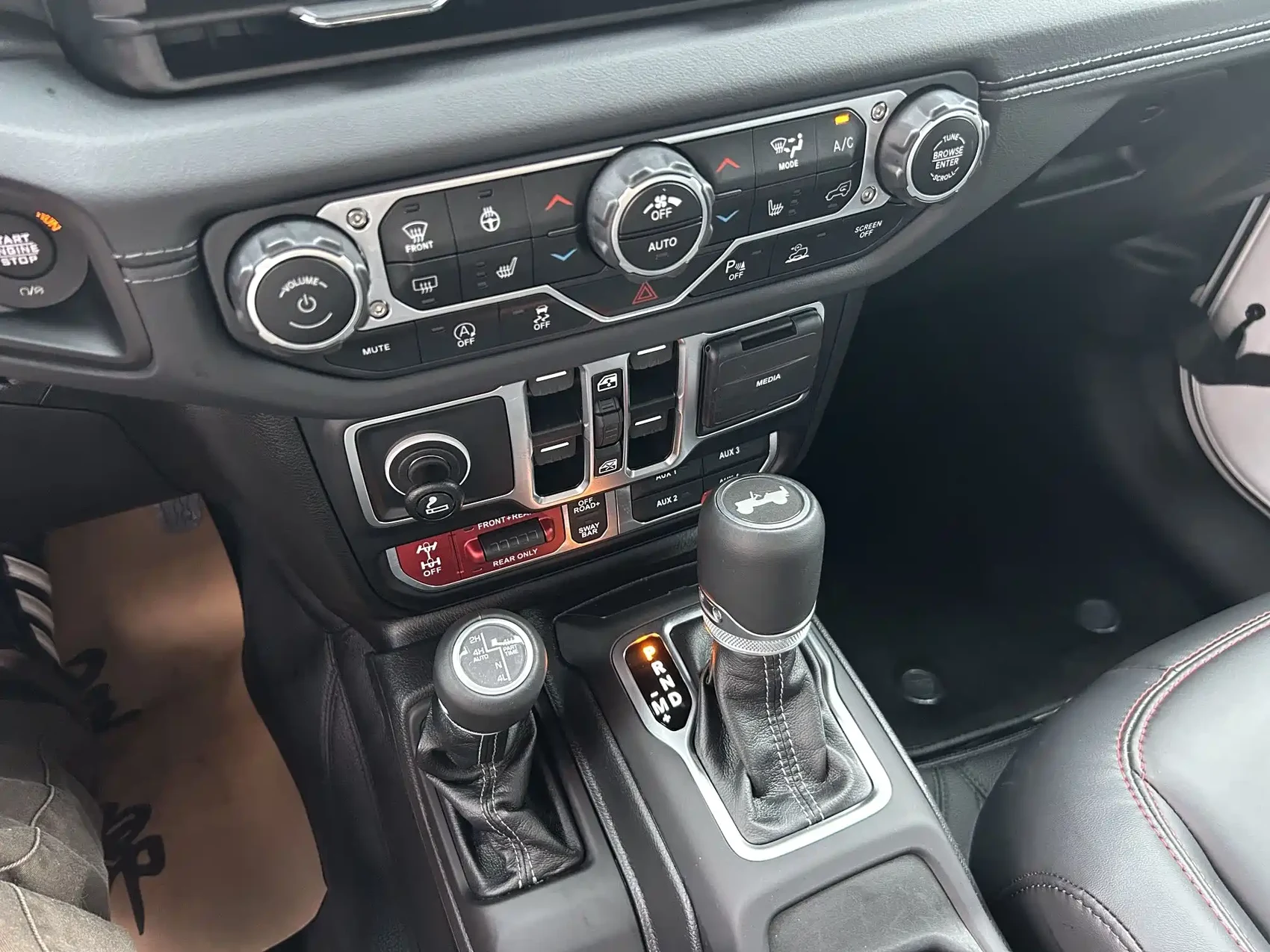 Jeep Wrangler 2024 2.0T Rubicon 4-door — фото 21