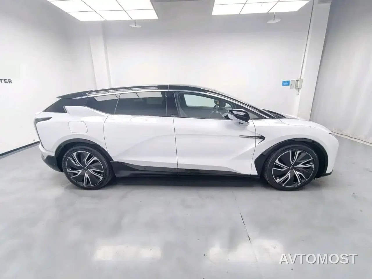 HiPhi X 2021 Performance Edition 6-Seater — фото 18