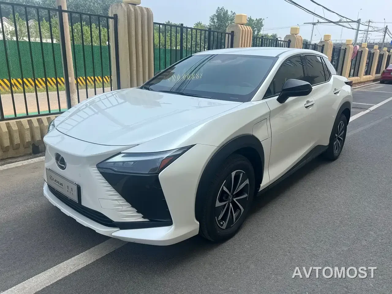 Lexus RZ 2023 450e 4WD Expedition Edition — фото 6