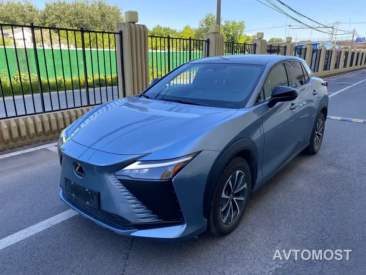 Lexus RZ 2023 450e 4WD Deluxe — фото 2