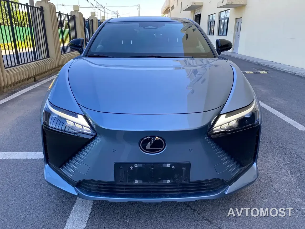 Lexus RZ 2023 450e 4WD Deluxe — фото 4