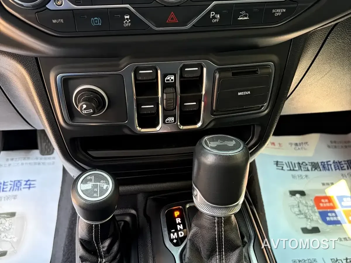Jeep Wrangler 4xe 2021 4-Door 2.0T 4xe Sahara — фото 17