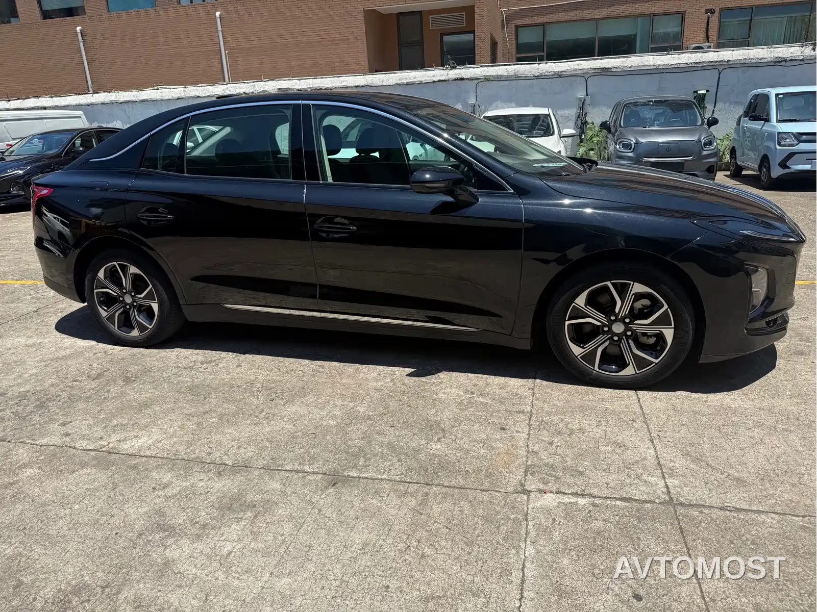 Hongqi E-QM5 2022 431km Charging Enjoyment Edition — фото 6