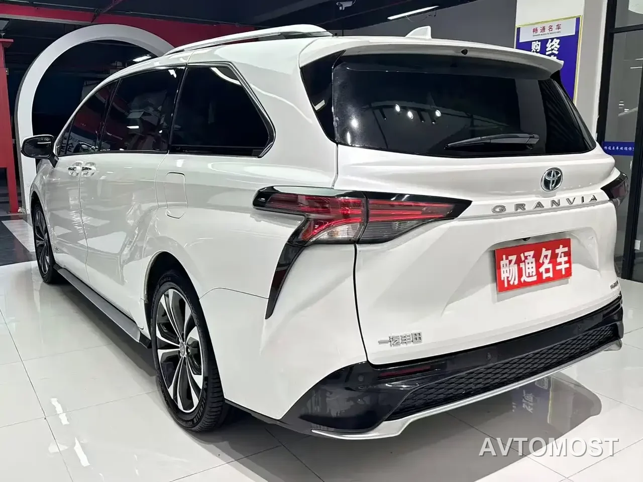 Toyota Granvia 2024 2.5L Hybrid Premium PLUS — фото 7