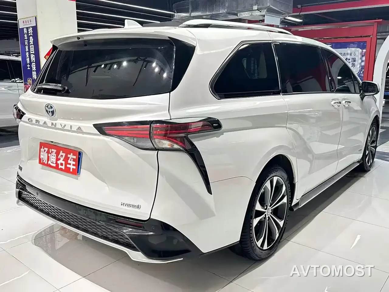 Toyota Granvia 2024 2.5L Hybrid Premium PLUS — фото 5