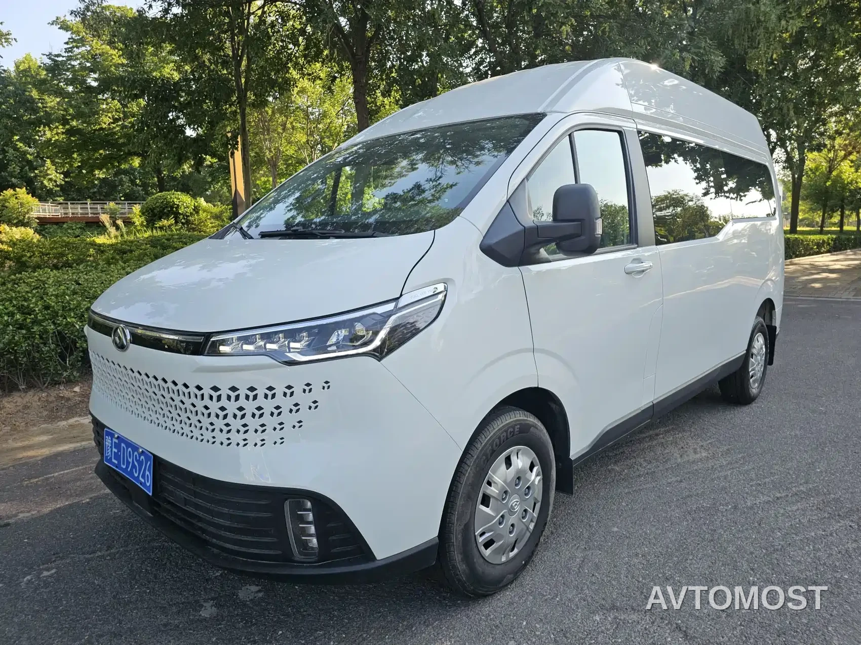 SAIC Maxus Xintu V70 2023 Model 2.0T Elite Edition Automatic Long Wheelbase Medium Roof 6/7-Seater — фото 1