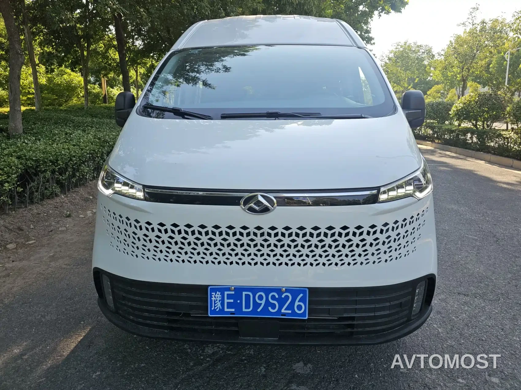 SAIC Maxus Xintu V70 2023 Model 2.0T Elite Edition Automatic Long Wheelbase Medium Roof 6/7-Seater — фото 2