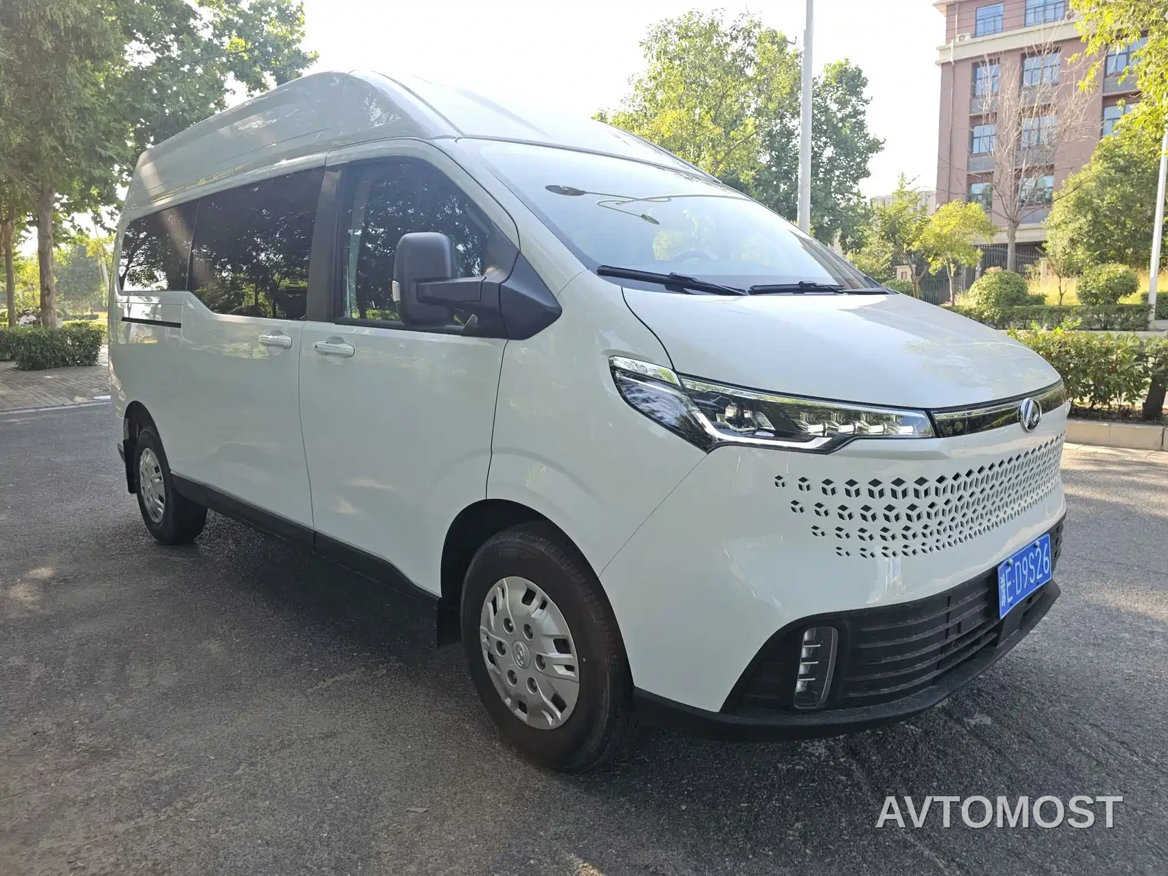 SAIC Maxus Xintu V70 2023 Model 2.0T Elite Edition Automatic Long Wheelbase Medium Roof 6/7-Seater — фото 3