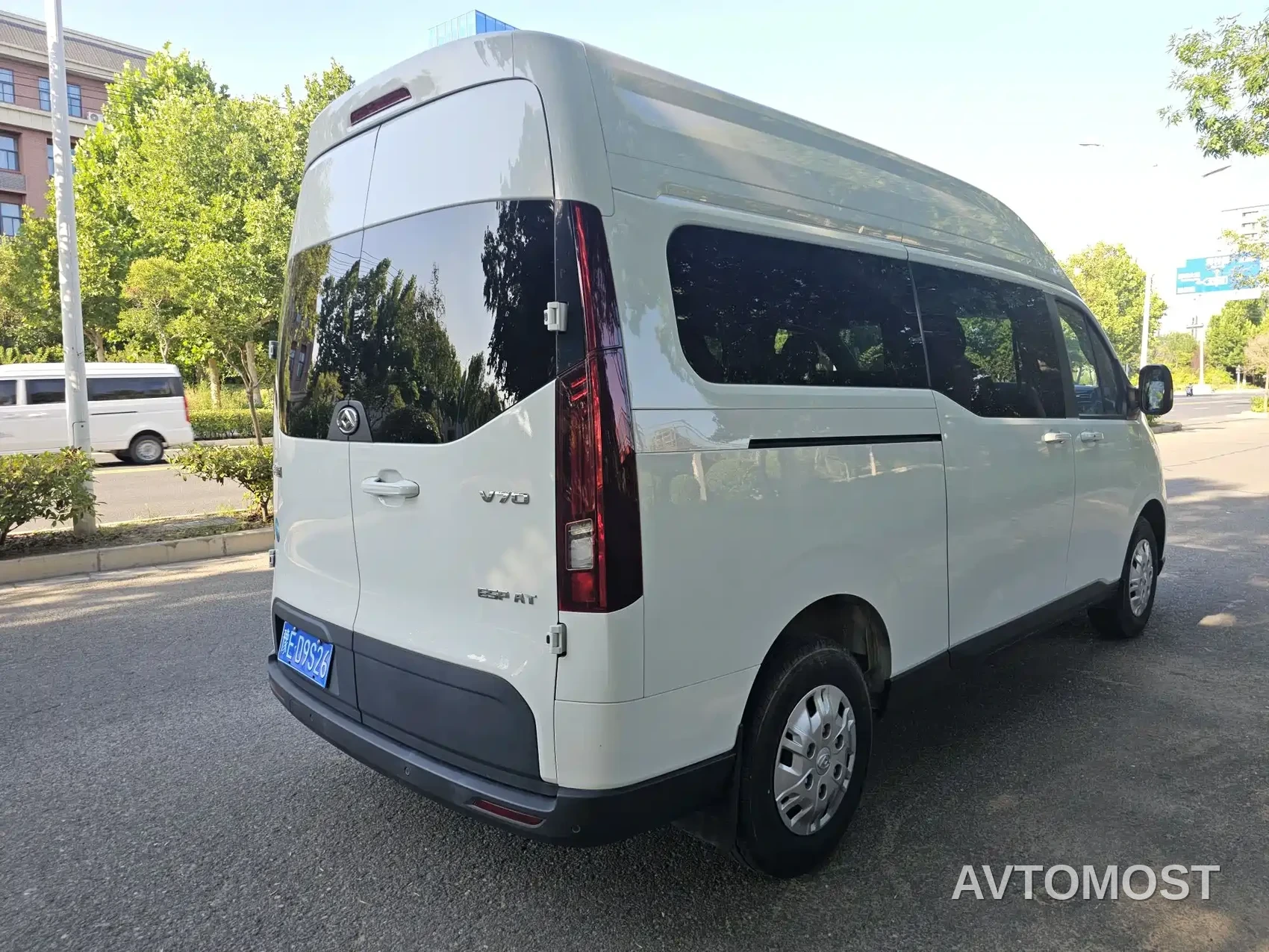 SAIC Maxus Xintu V70 2023 Model 2.0T Elite Edition Automatic Long Wheelbase Medium Roof 6/7-Seater — фото 6