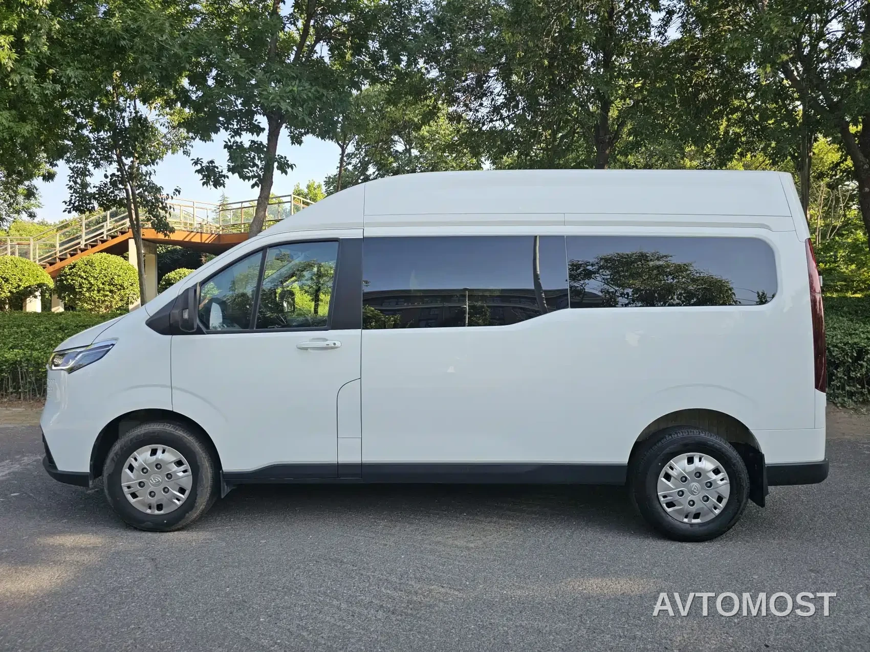 SAIC Maxus Xintu V70 2023 Model 2.0T Elite Edition Automatic Long Wheelbase Medium Roof 6/7-Seater — фото 7