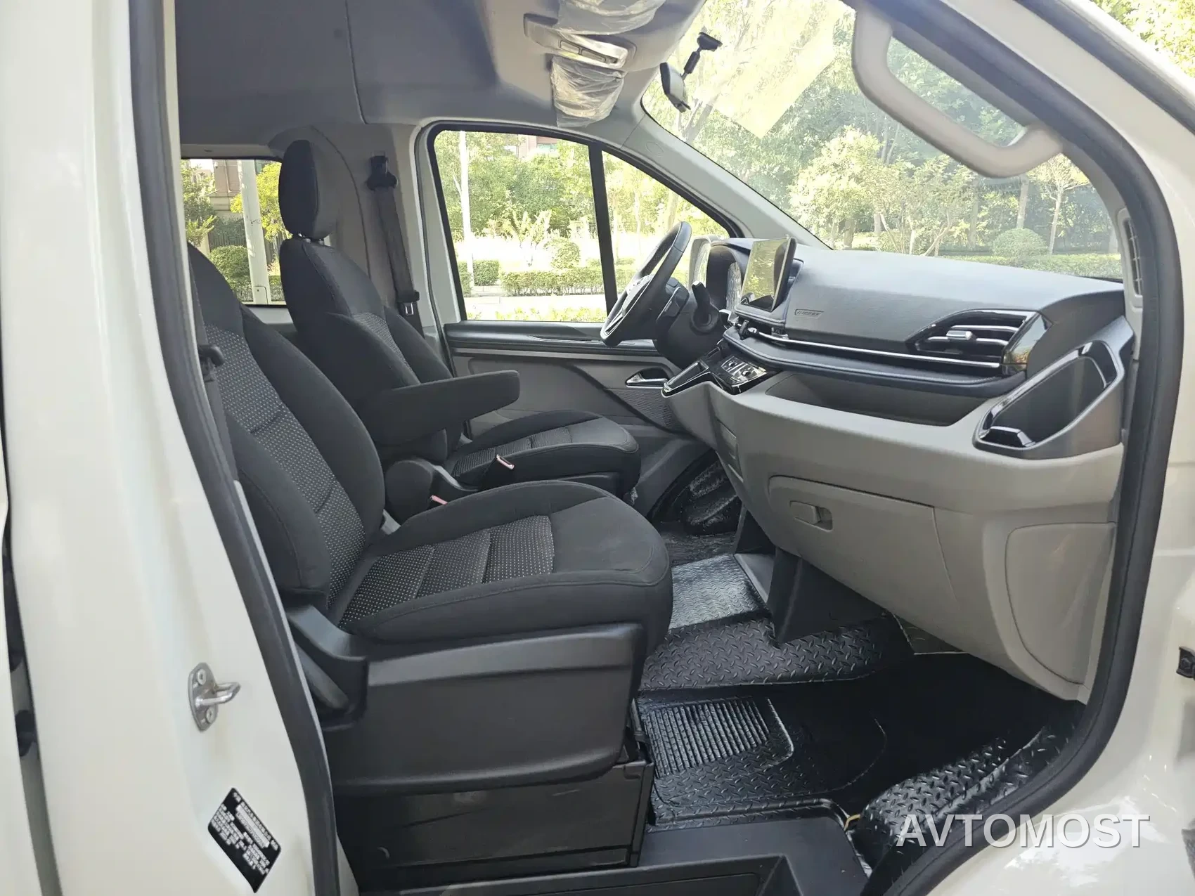 SAIC Maxus Xintu V70 2023 Model 2.0T Elite Edition Automatic Long Wheelbase Medium Roof 6/7-Seater — фото 8