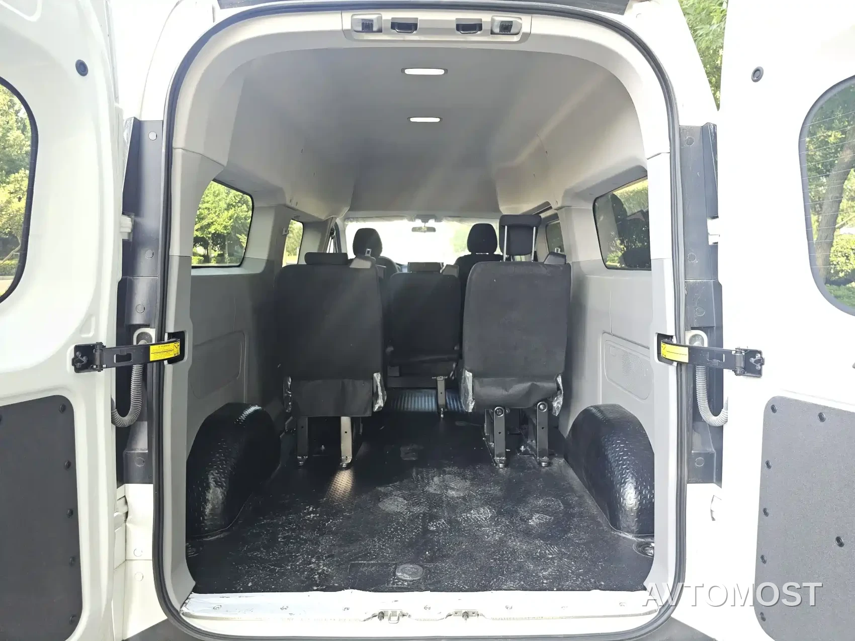 SAIC Maxus Xintu V70 2023 Model 2.0T Elite Edition Automatic Long Wheelbase Medium Roof 6/7-Seater — фото 16