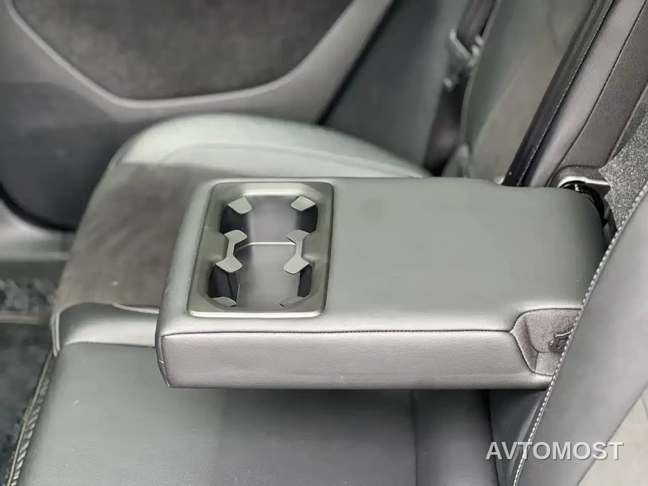 Volvo XC40 New Energy 2022 Long Range PRO — фото 15