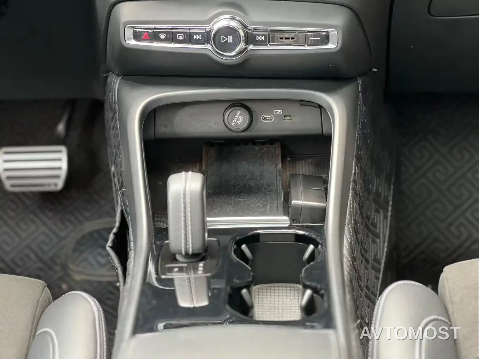 Volvo XC40 New Energy 2022 Long Range PRO — фото 19