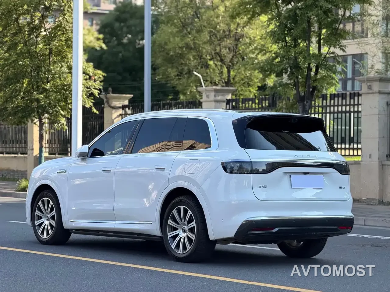 AITO M8 2025 Range Extender Max+ Edition 53.4kWh 5-seater — фото 6