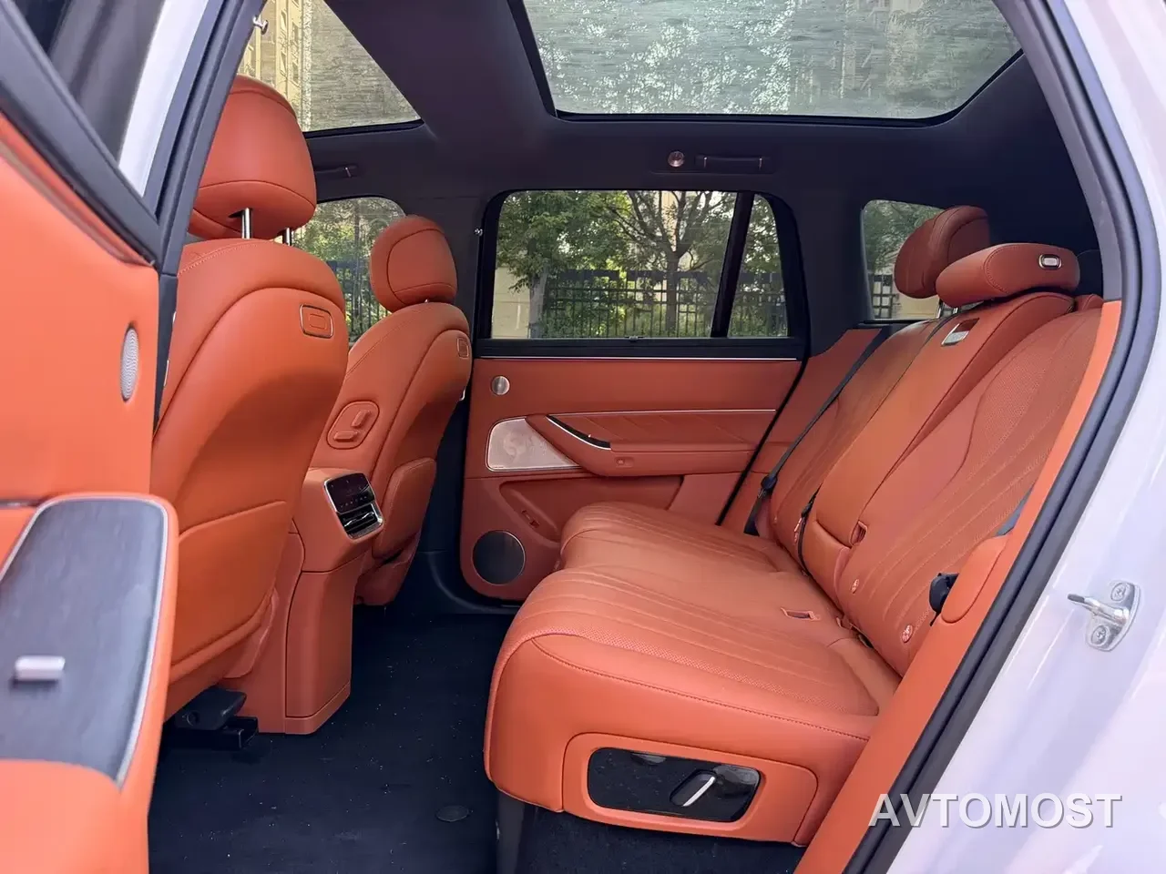 AITO M8 2025 Range Extender Max+ Edition 53.4kWh 5-seater — фото 8