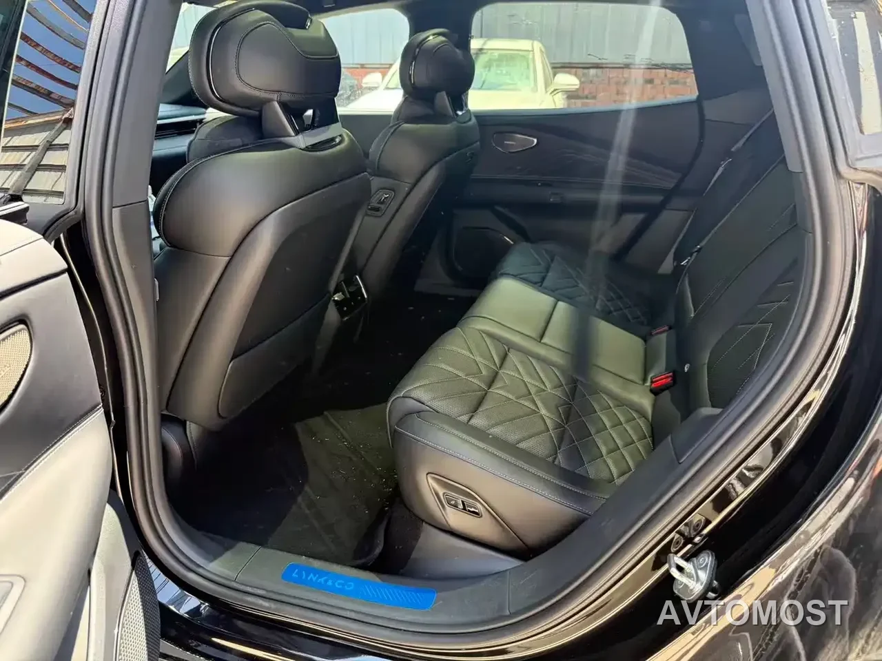 Lynk & Co 10 EM-P 2025 Model 120 AWD Halo — фото 5