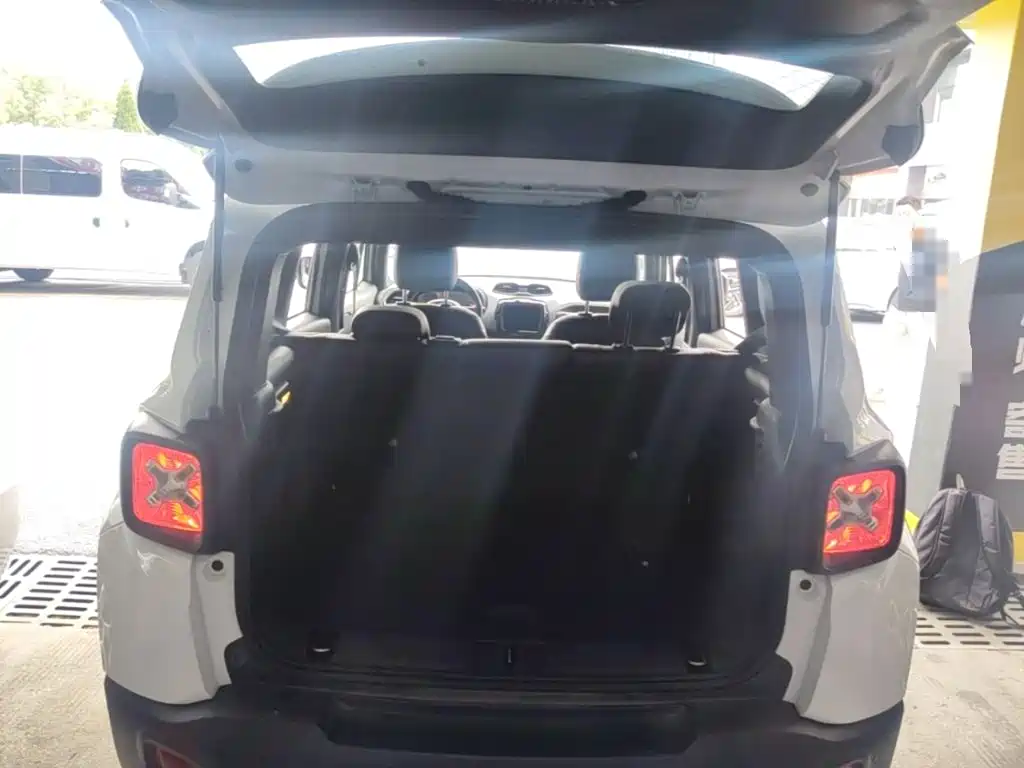 Jeep Renegade 2021 220T Automatic 80th Anniversary Edition — фото 19