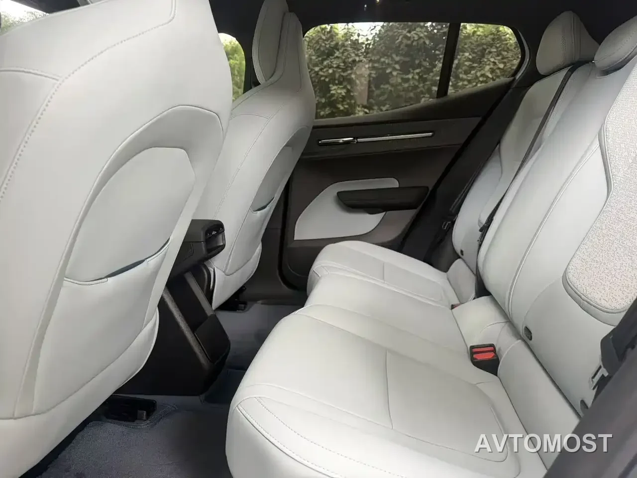 Volvo EX30 2025 RWD Long Range Ultra — фото 9