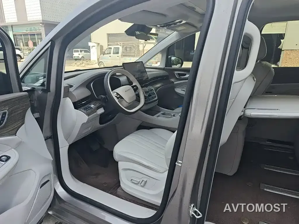 Roewe iMAX8 EV 2025 1.5T DMH Land Luxury Edition — фото 8