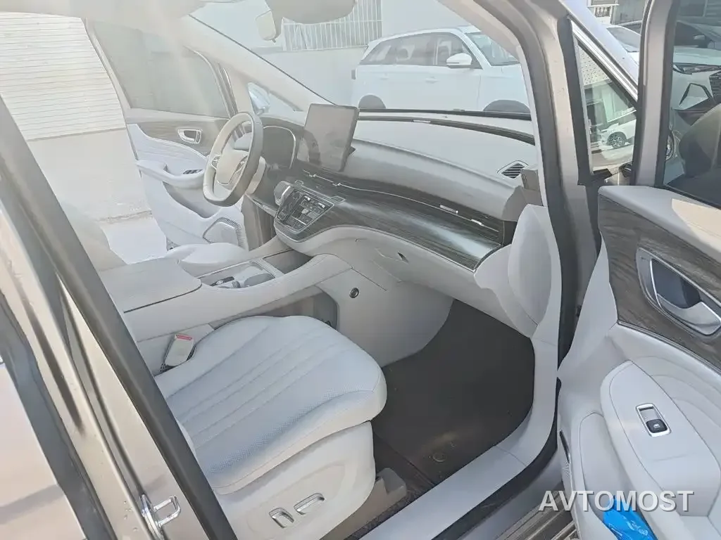 Roewe iMAX8 EV 2025 1.5T DMH Land Luxury Edition — фото 11